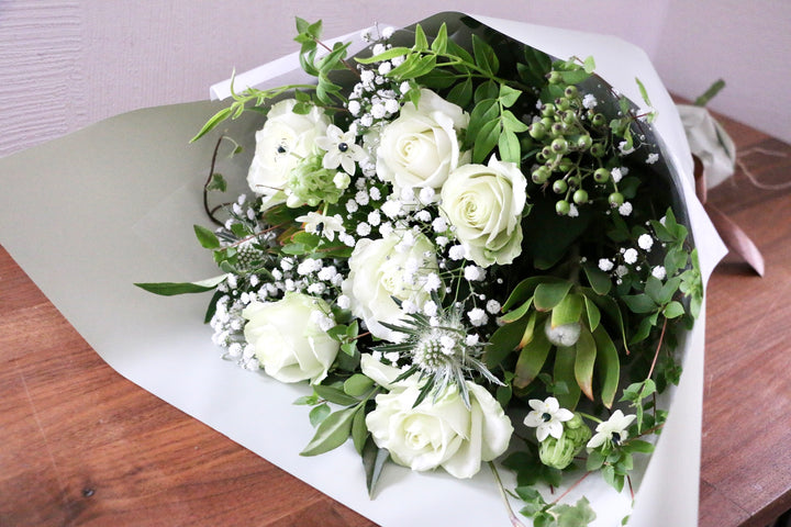 白・グリーンの花束 8,000円
