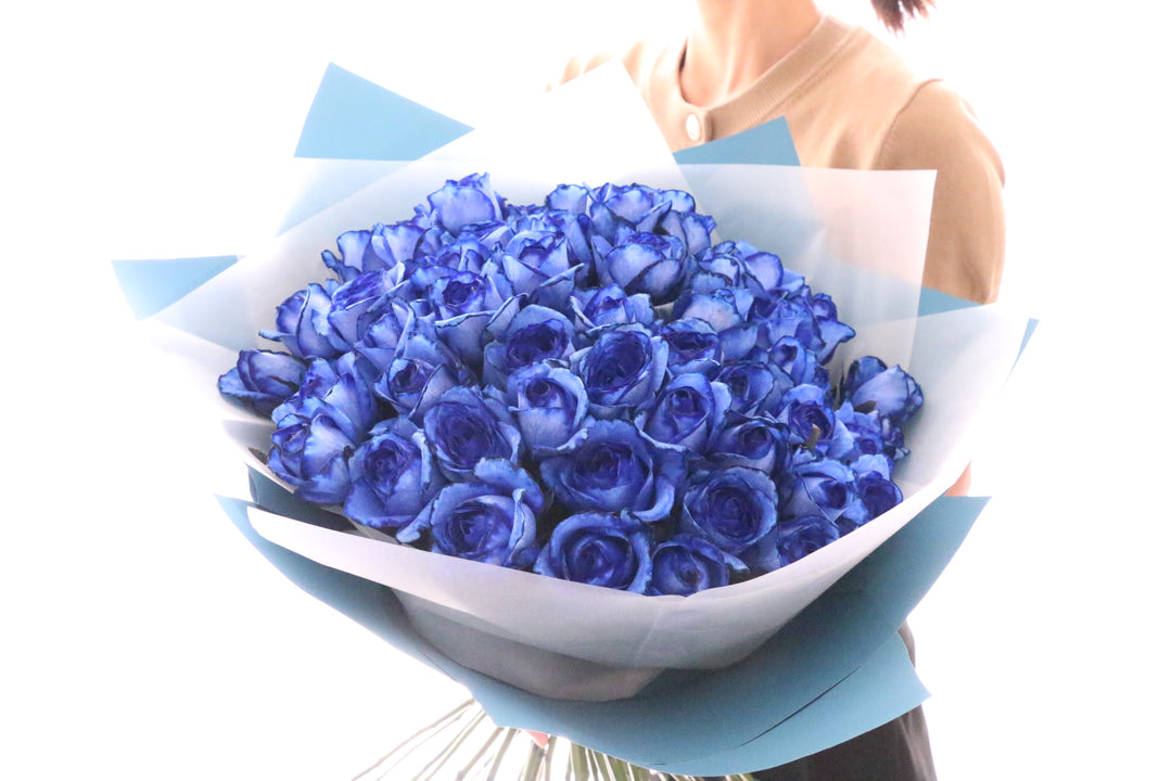 50本の青いバラの花束