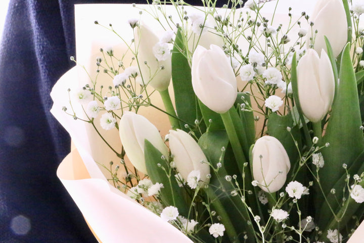 白のチューリップ（10本）とカスミソウの花束