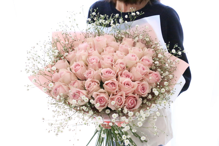 ピンク色バラとカスミソウの花束（40本）-あなたに真実の愛を誓います