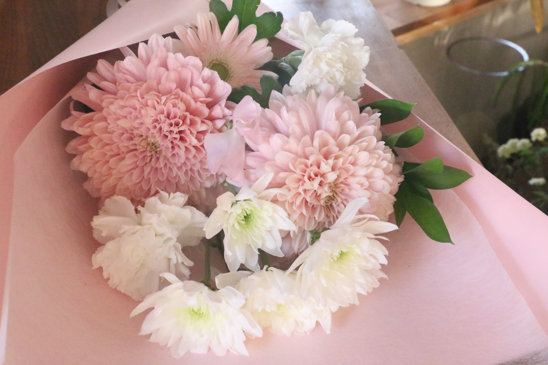 供花】白色・ピンク色のお供え花束 3,000円 – 花・花束の通販サイト