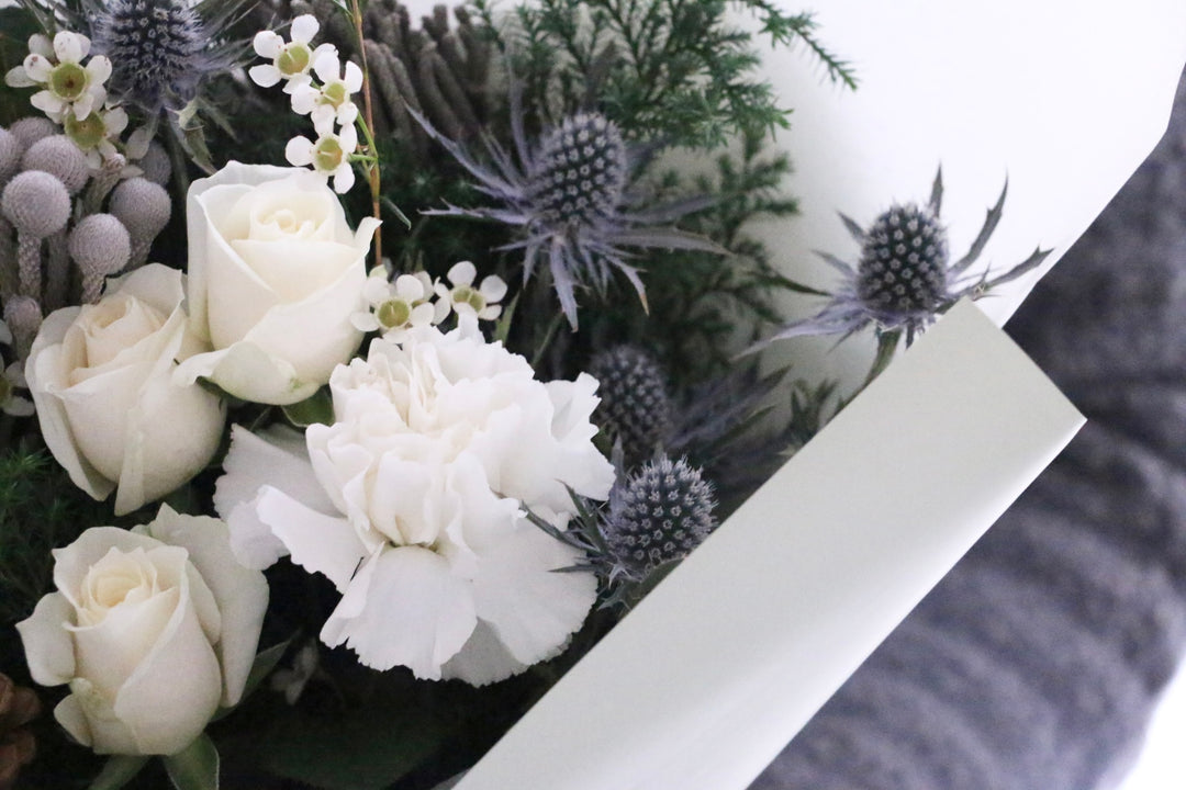 クリスマスの白いバラ入り花束　Mサイズ　5,000円