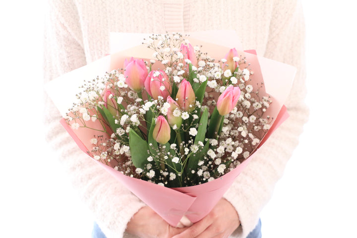 ピンクのチューリップ（9本）とカスミソウの花束