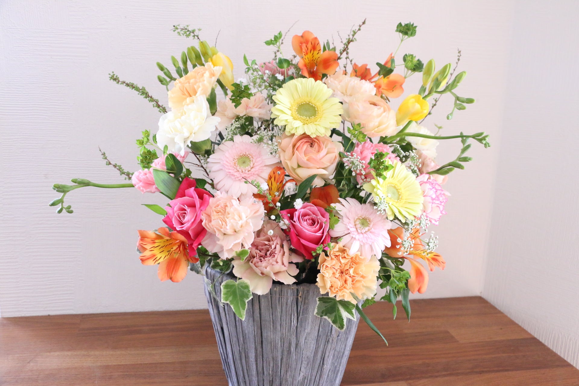 ピンク・黄色のアレンジメント 12,000円 – 花・花束の通販サイト｜HanaTaku