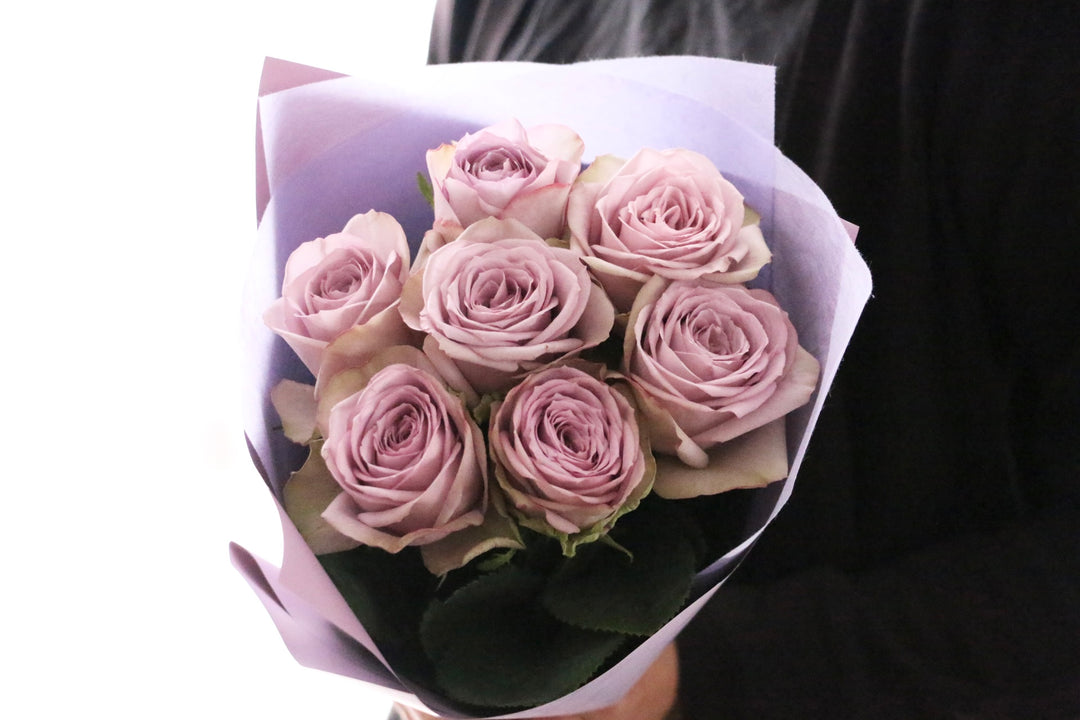 紫色のバラの花束（7本）-ひそかな愛