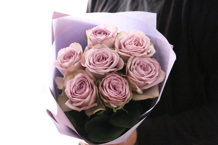 紫色のバラの花束（7本）-ひそかな愛