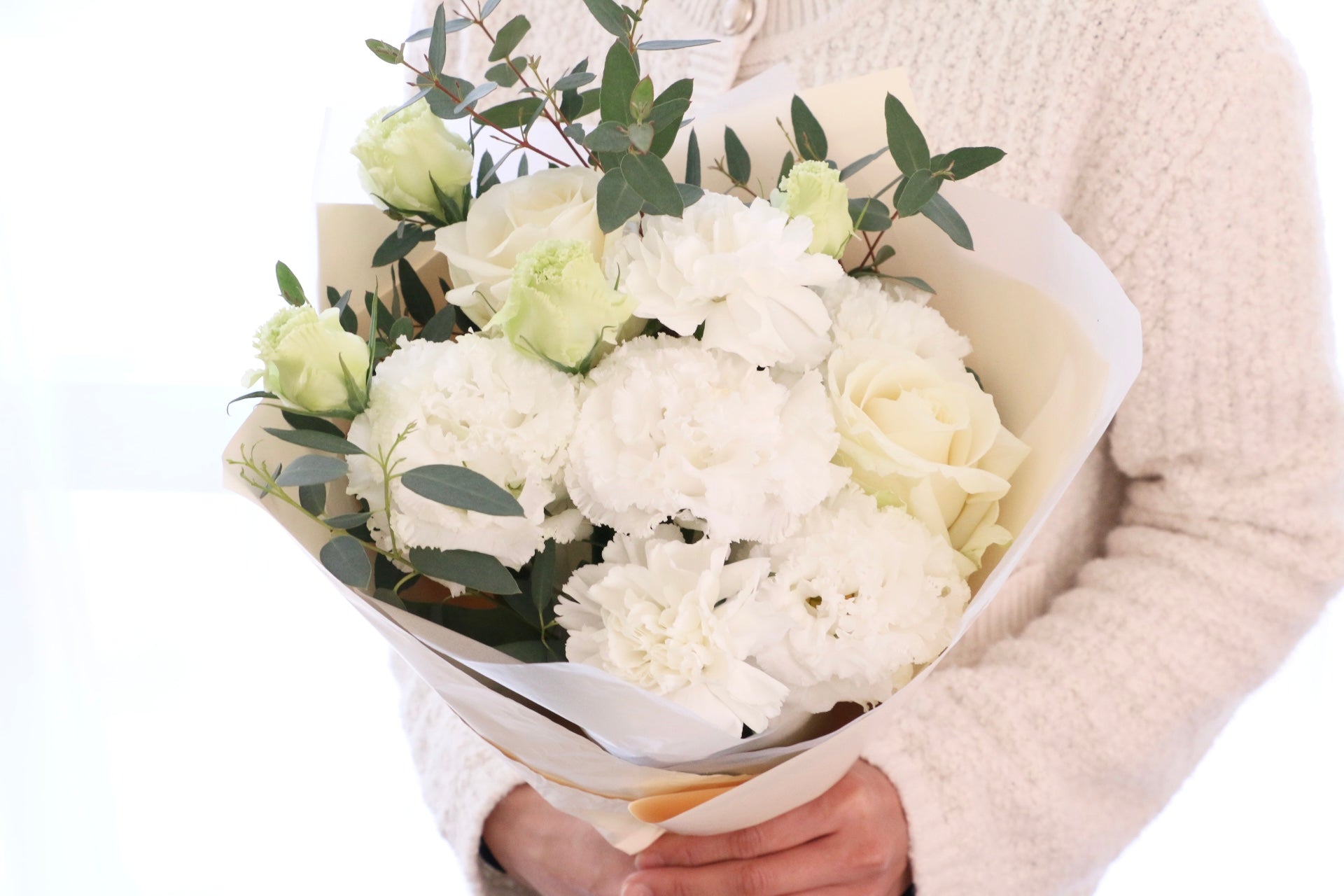白・グリーンの花束 5,000円 – 花・花束の通販サイト｜HanaTaku