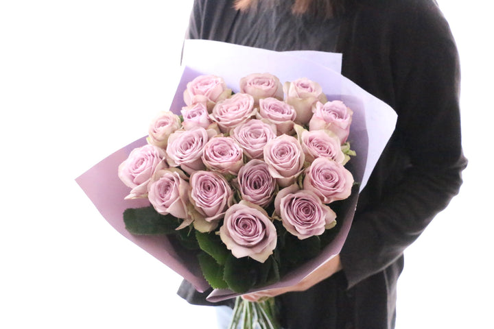 紫色のバラの花束（20本）