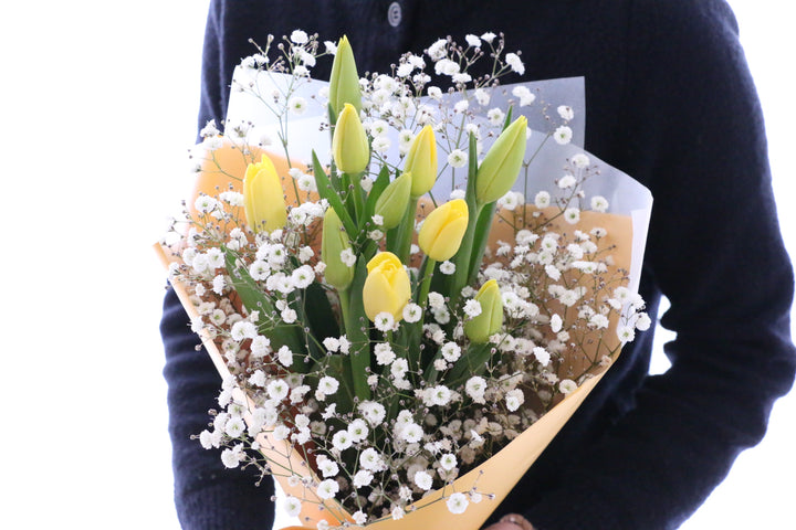 黄色のチューリップ（10本）とカスミソウの花束