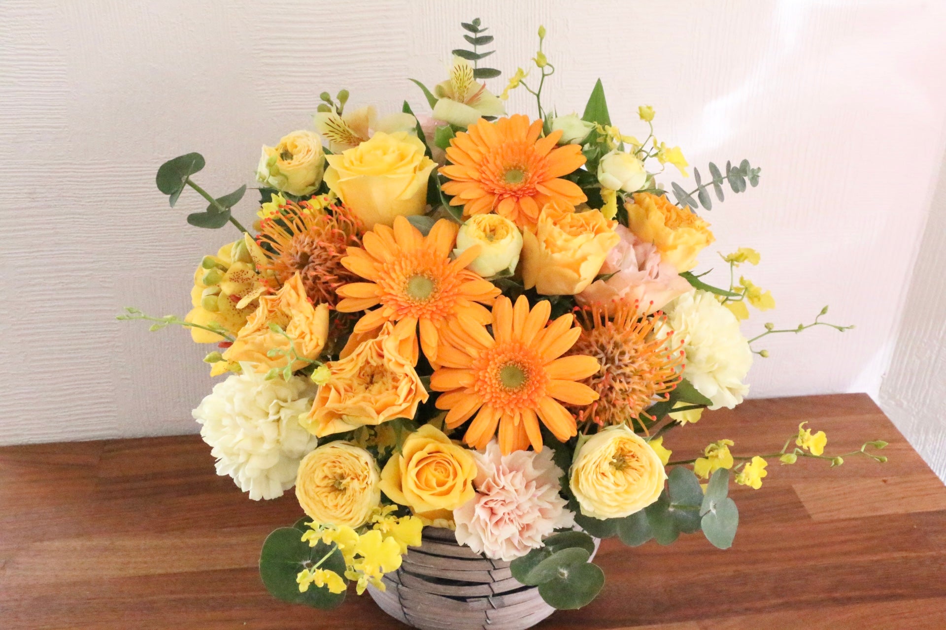 オレンジイエローの花束アレンジメント 黄色・オレンジ色のアレンジメント 10,000円 – 花・花束の通販サイト