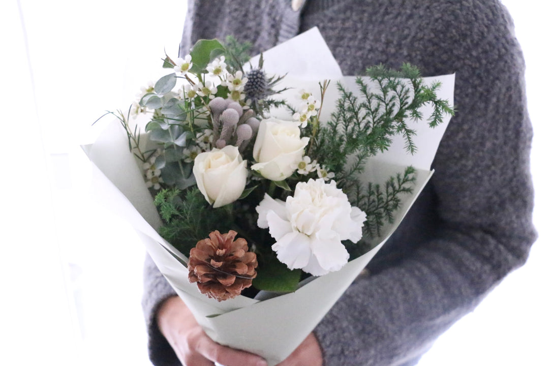 クリスマスの白いバラ入り花束　Sサイズ　3,500円