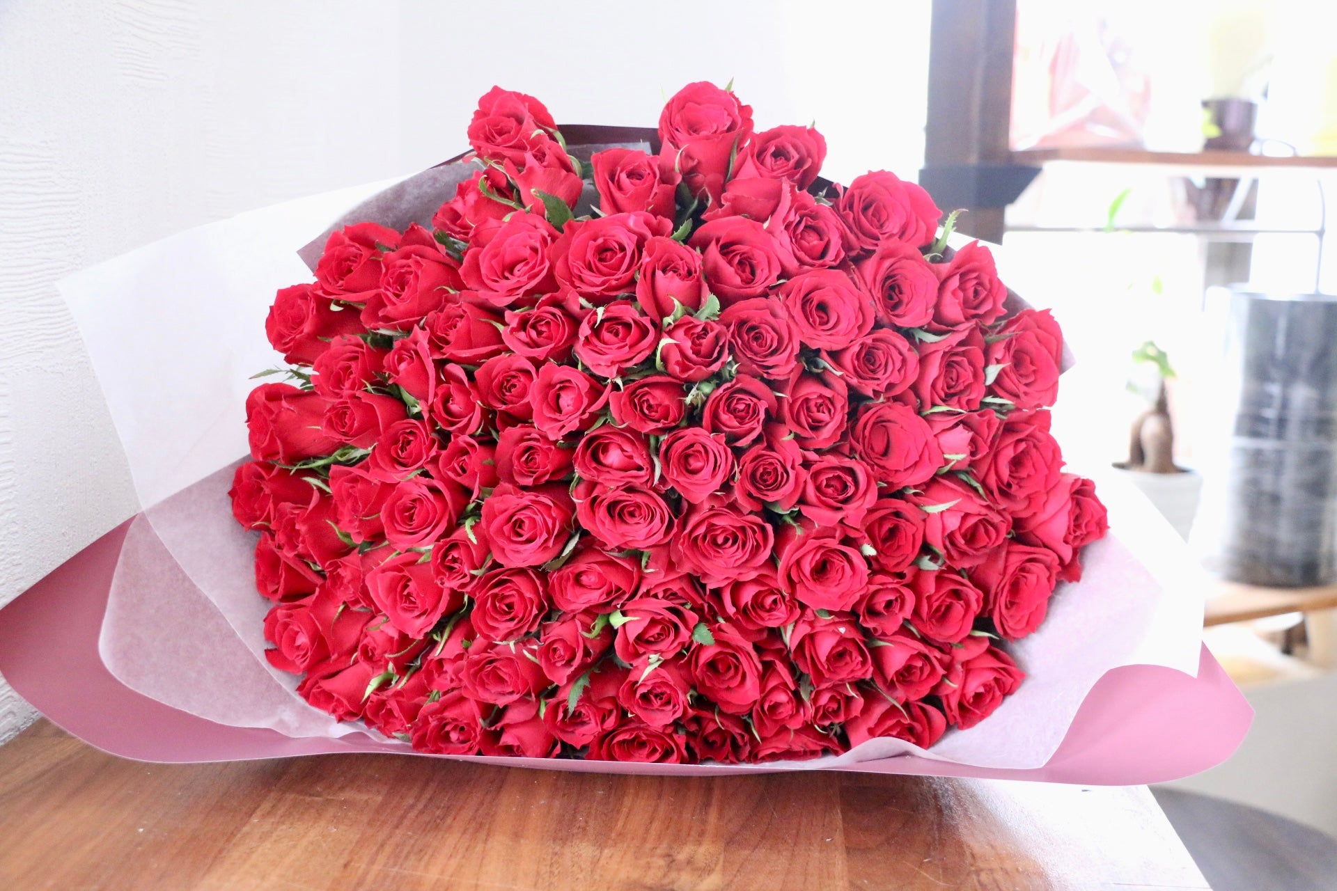 90本の赤いバラの花束-完璧な愛 – 花・花束の通販サイト｜HanaTaku
