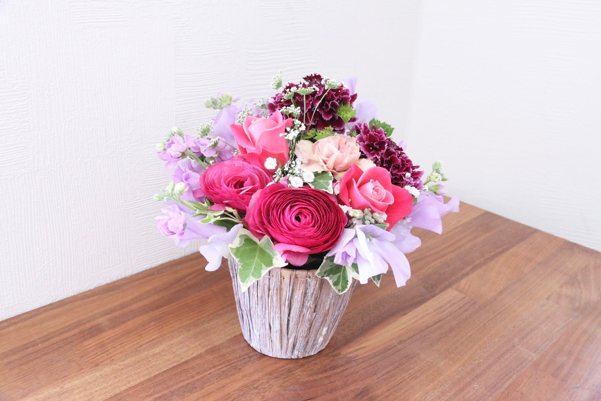 花束・アレンジメント more dark pink bouquet こちらのアレンジメントは、八重のピンク百合やガーベラ