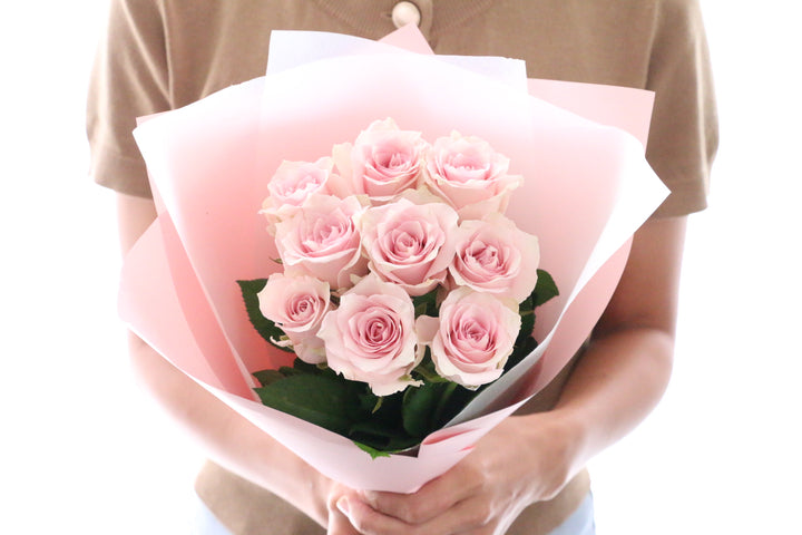 9本のピンク色のバラの花束