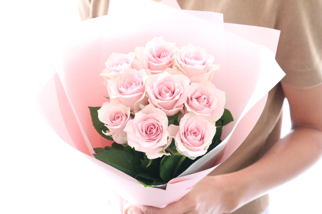 9本のピンク色のバラの花束