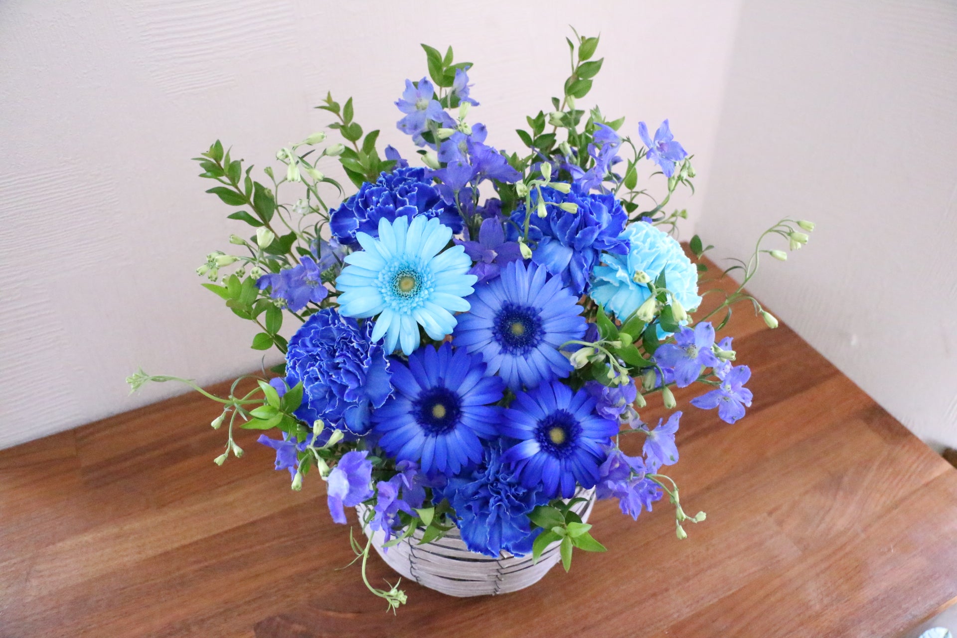 青・水色・白のアレンジメント 8,000円 – 花・花束の通販サイト｜HanaTaku