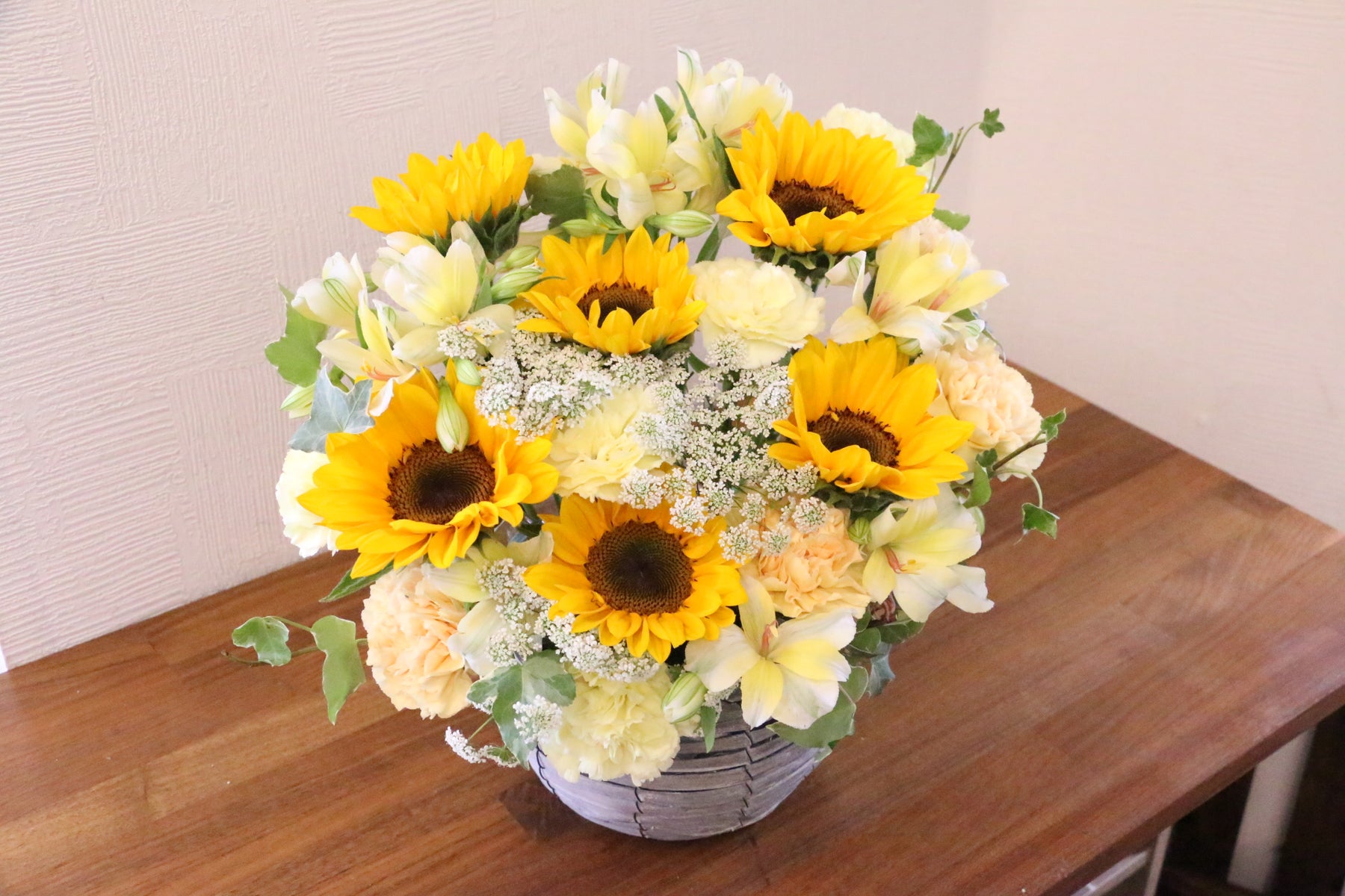 ひまわり入りのアレンジメント 10,000円 – 花・花束の通販サイト｜HanaTaku
