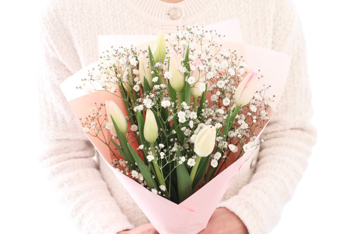 淡いピンクのチューリップ（9本）とカスミソウの花束