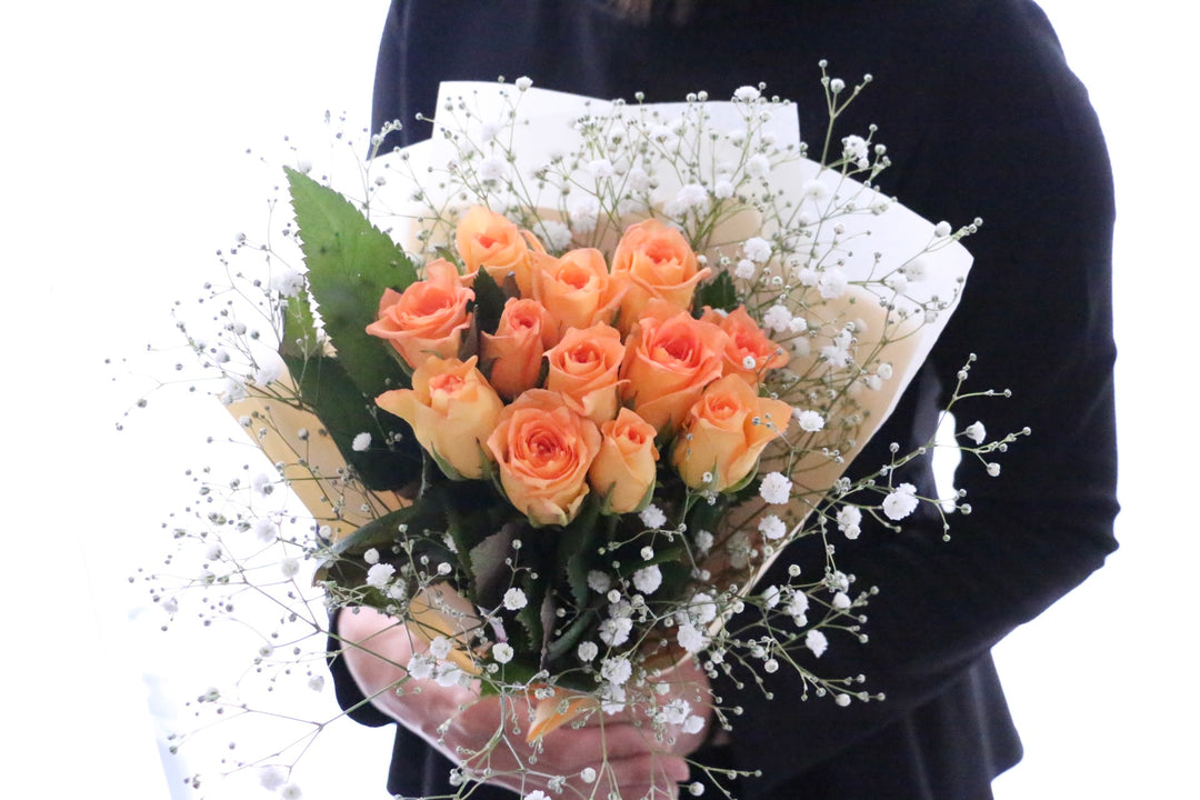 オレンジ色のバラ（12本）とカスミソウ（2本）の花束-私の妻になってください