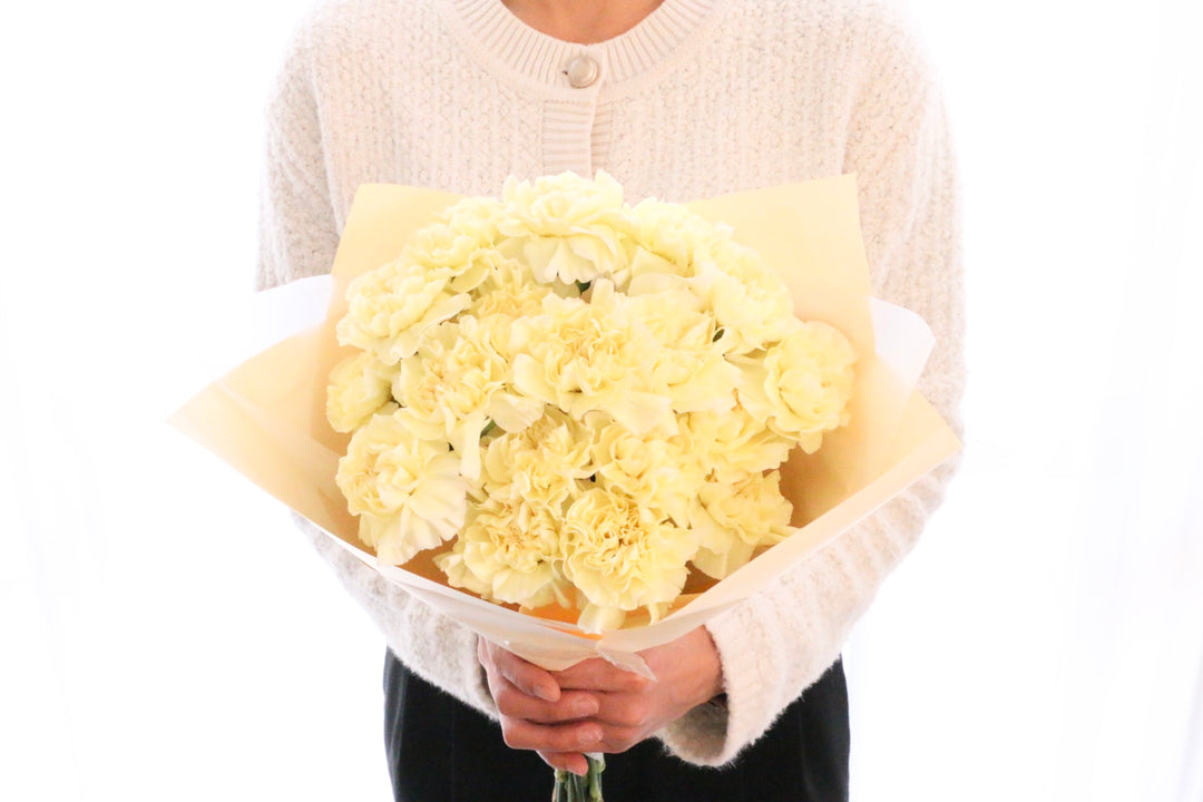 淡い黄色のカーネーションの花束（18本）