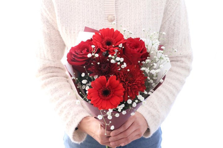 カスミソウ入り赤色の花束 3,500円