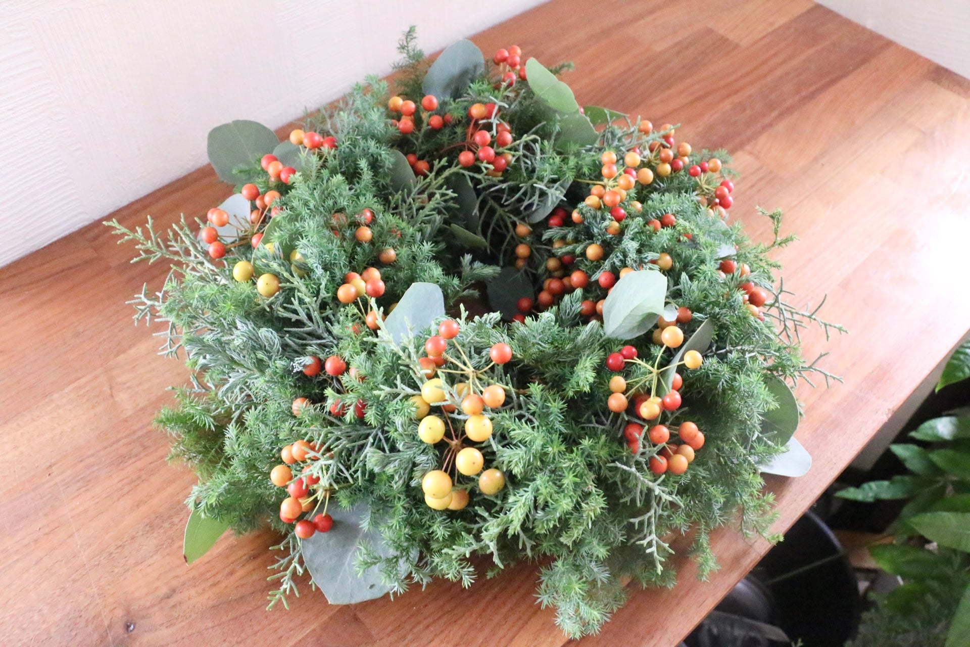 赤い実のフレッシュクリスマスリース Mサイズ – 花・花束の通販サイト