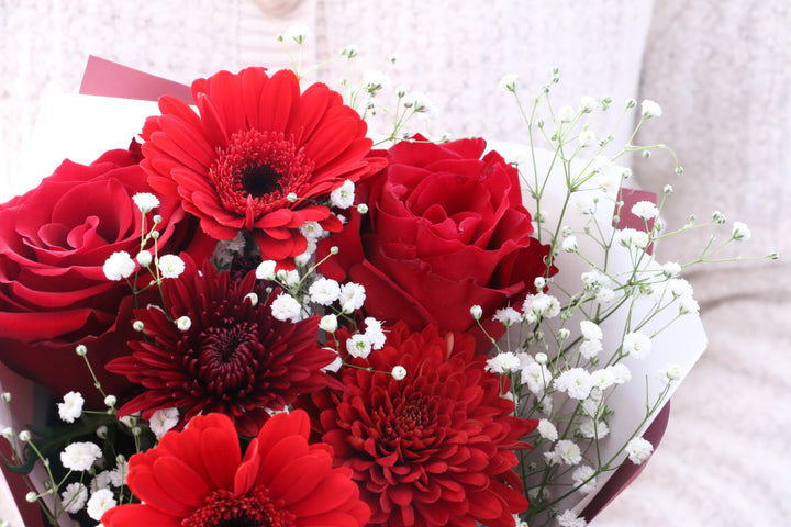 カスミソウ入り赤色の花束 3,500円