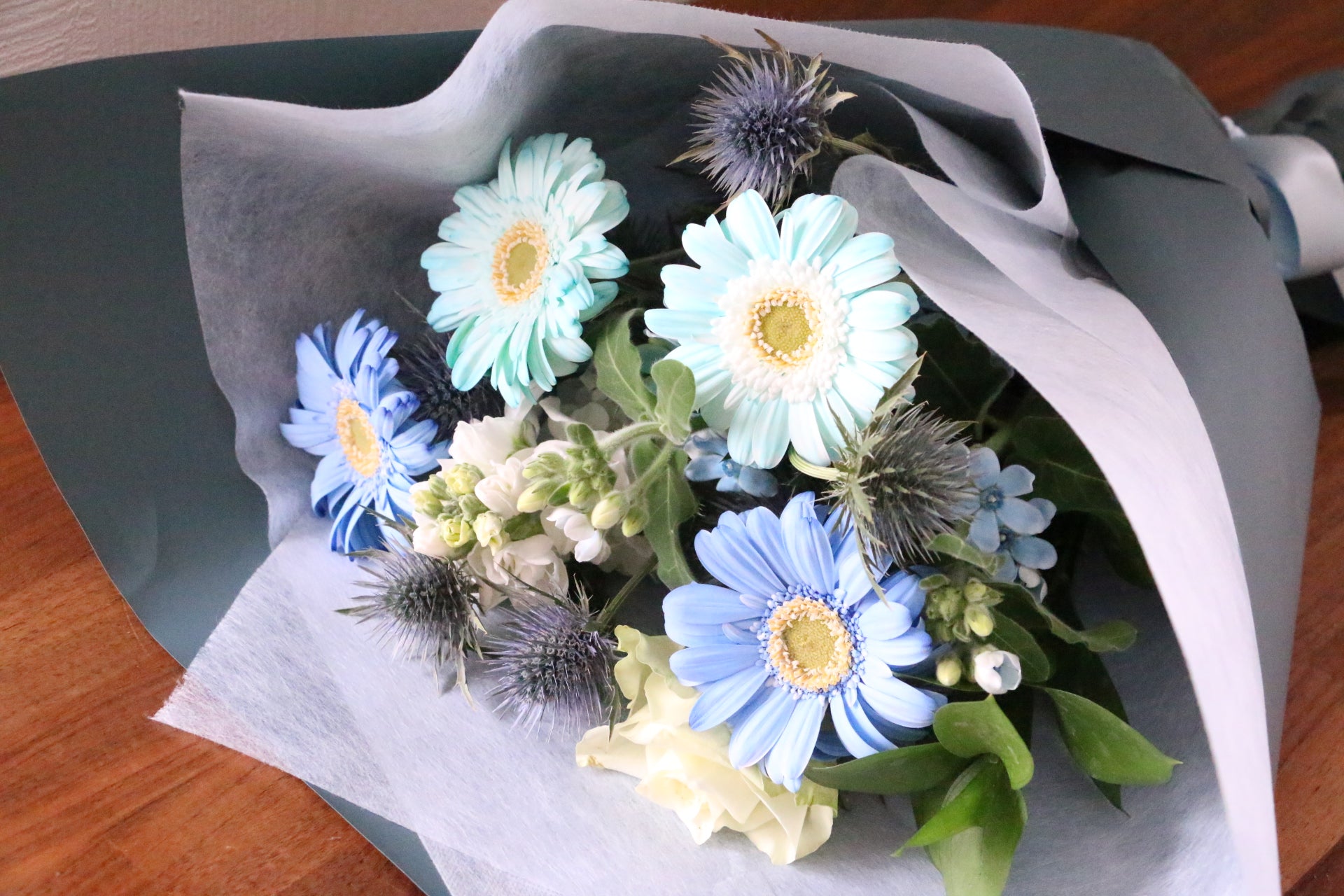 水色・青・白の花束 4,000円 – 花・花束の通販サイト｜HanaTaku