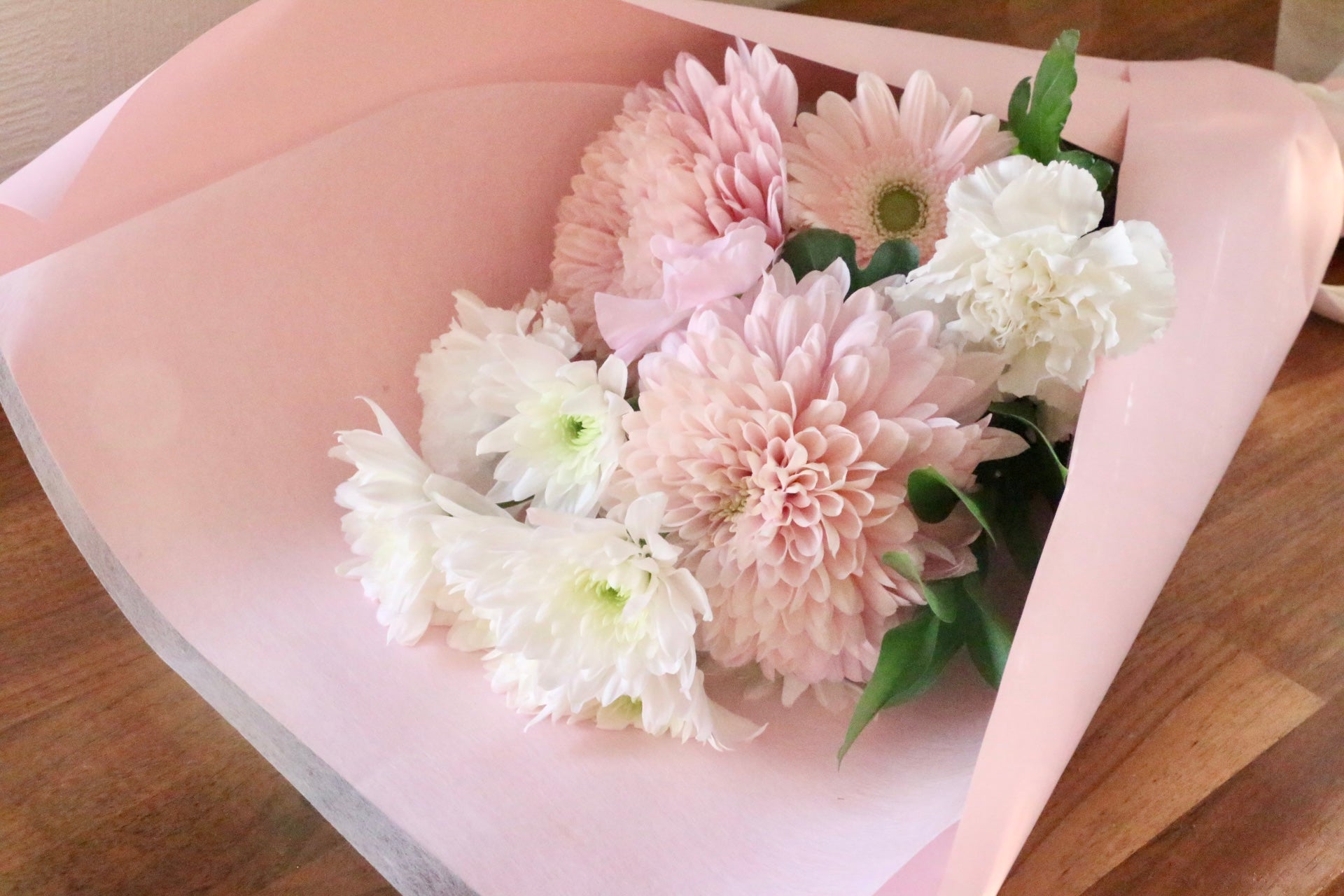 ともこページ ピンクの花束 3点 供花】白色・ピンク色のお供え花束 3,000円 – 花・花束の通販サイト