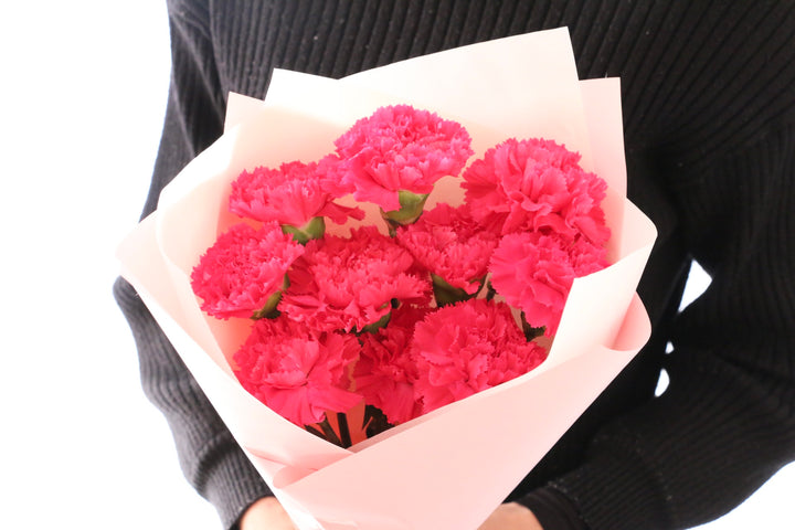 濃いピンクのカーネーションの花束（10本）