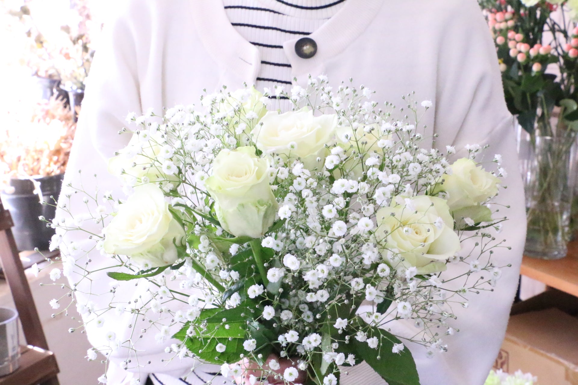 白色のバラ（8本）とカスミソウ（3本）の花束 7,000円 – 花・花束の
