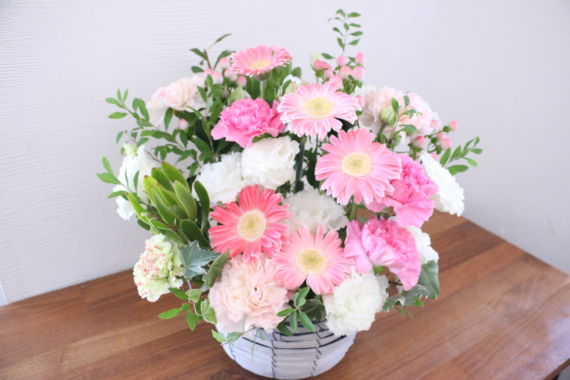 ピンクのガーベラ入りアレンジメント 9,000円 – 花・花束の通販サイト