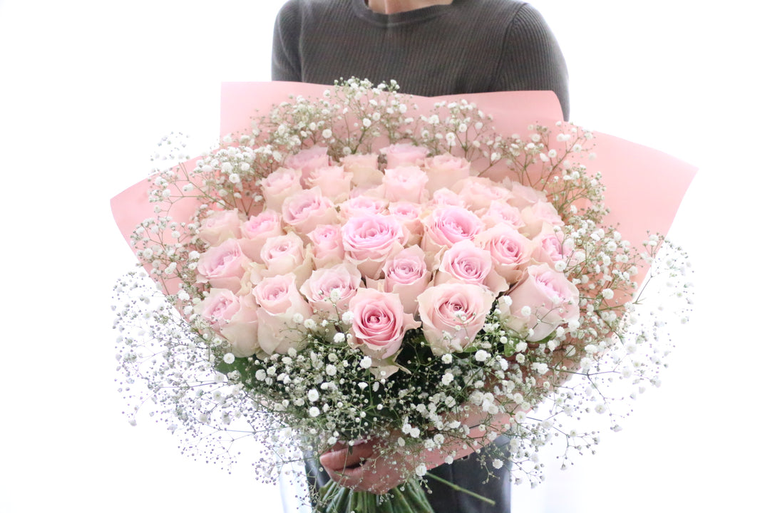 33本のピンク色のバラとカスミソウ4本の花束