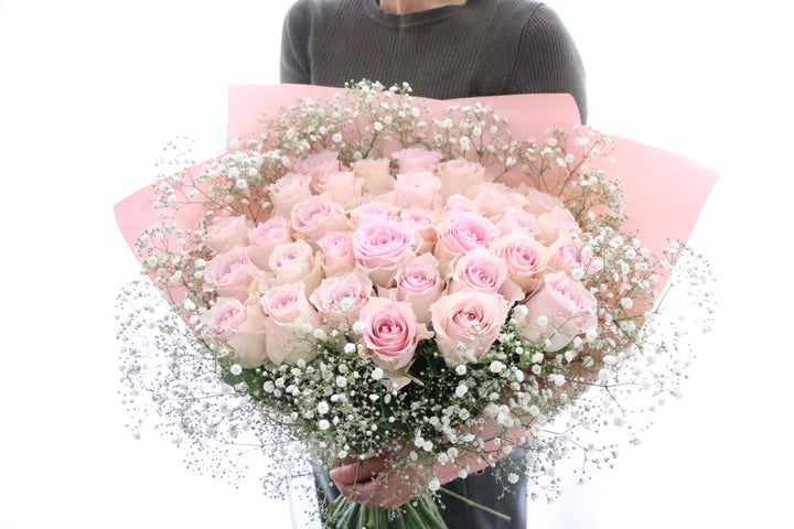 33本のピンク色のバラとカスミソウ4本の花束