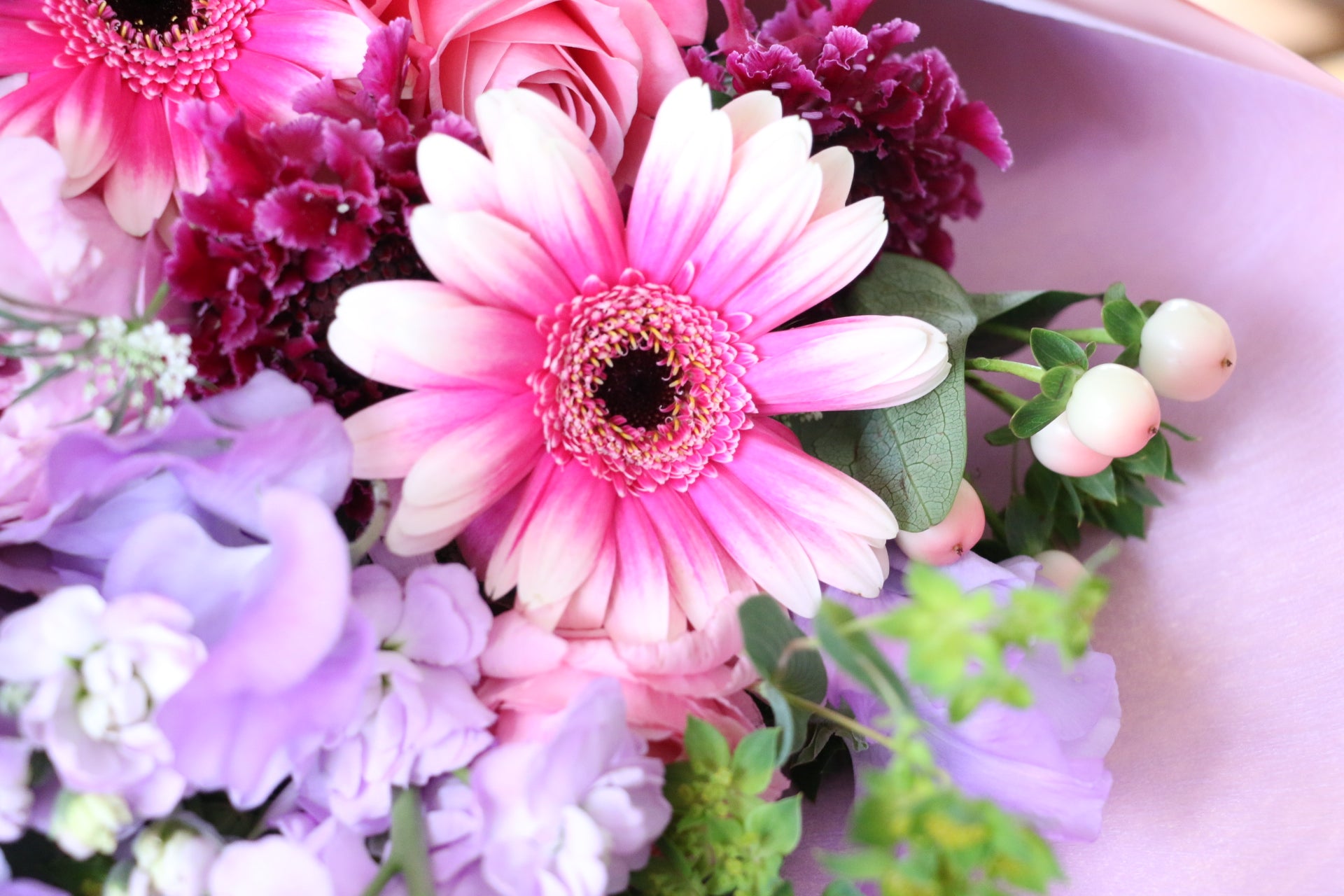 紫・ピンクの花束 6,000円 – 花・花束の通販サイト｜HanaTaku