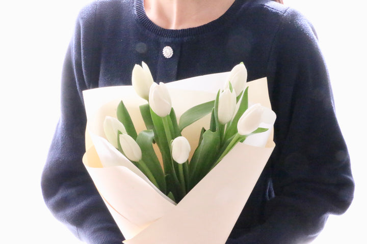 白のチューリップの花束（8本）