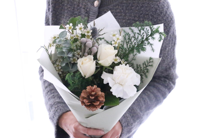 クリスマスの白いバラ入り花束　Sサイズ　3,500円