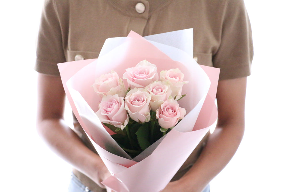 7本のピンク色のバラの花束