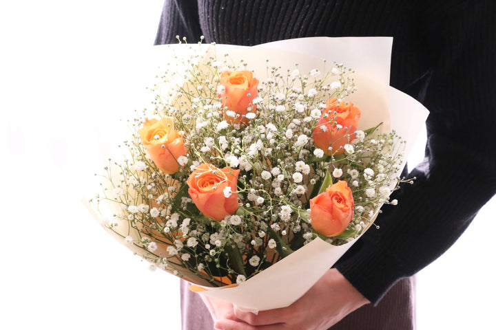 オレンジ色のバラ（5本）とカスミソウ（2本）の花束 4,500円