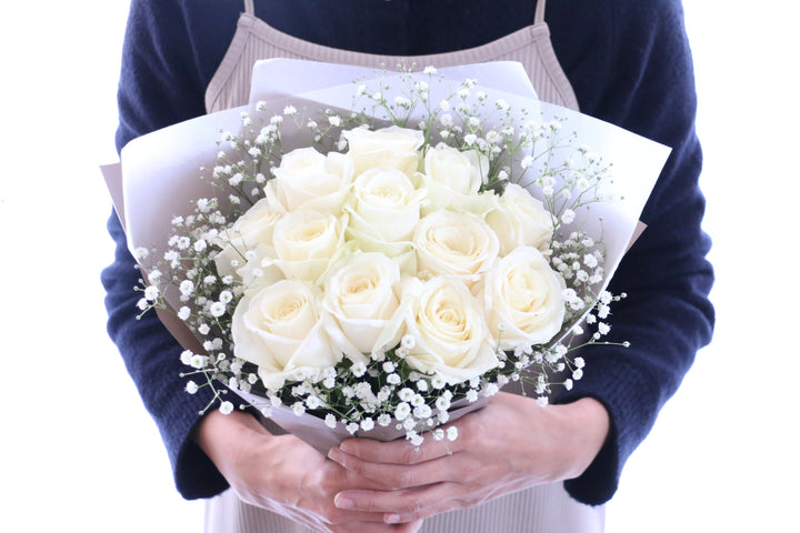 12本の白色のバラとカスミソウ（かすみ草）の花束-私の妻になってください