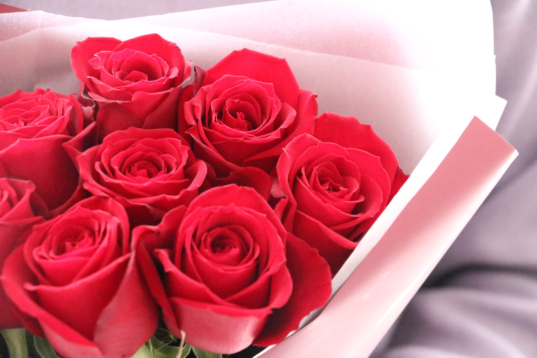 8本の赤いバラの花束-あなたの思いやりに感謝します