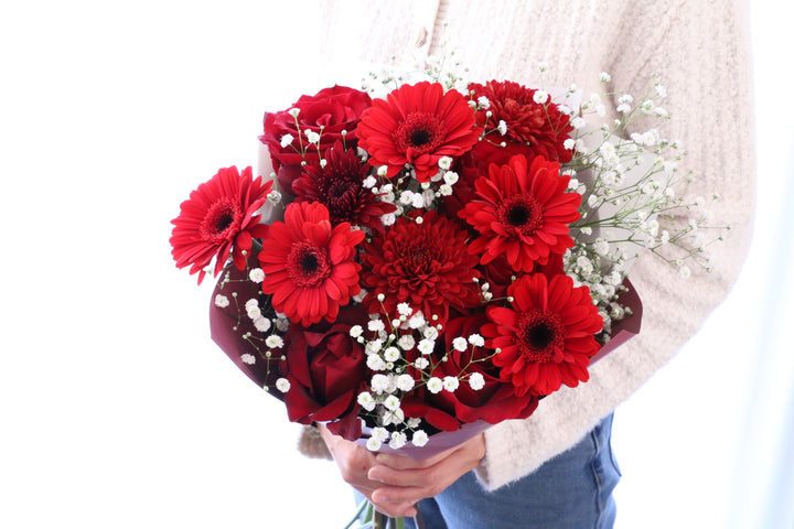 カスミソウ入り赤色の花束 8,000円