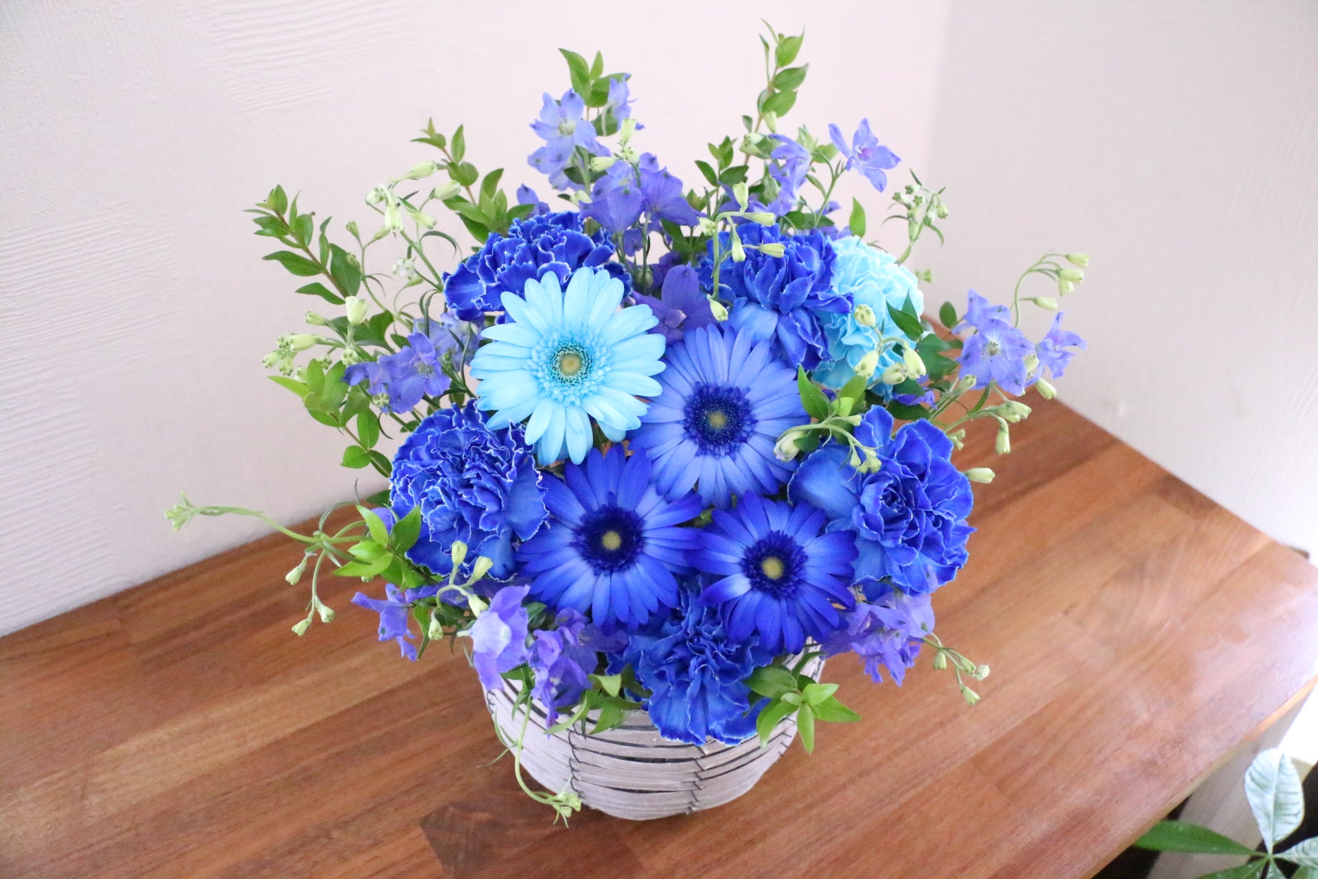 花束・アレンジメント skyblue15920 水色・青のアレンジメント – 花・花束の通販サイト｜HanaTaku