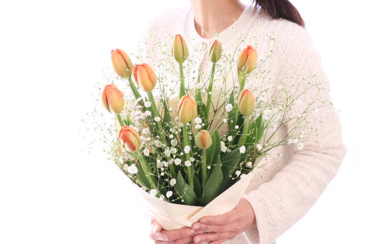 オレンジのチューリップ（10本）とカスミソウの花束