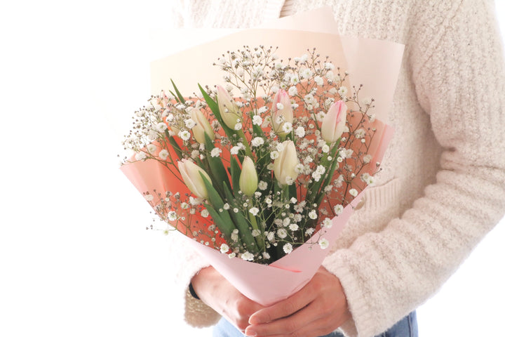 淡いピンクのチューリップ（8本）とカスミソウの花束