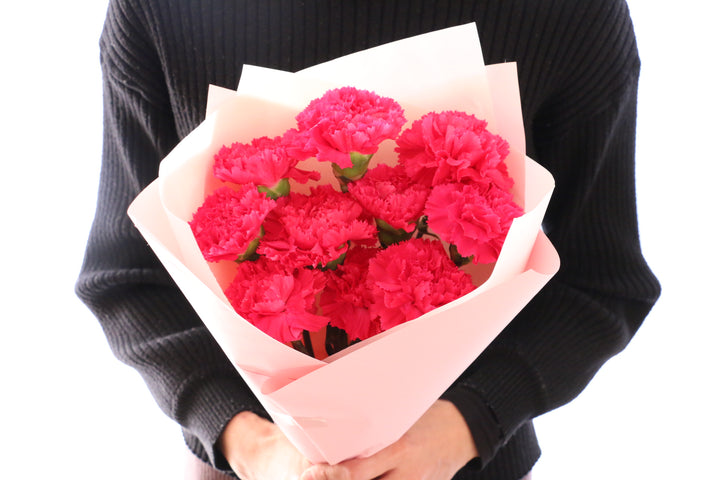 濃いピンクのカーネーションの花束（10本）