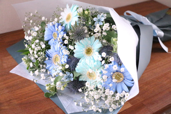 カスミソウ入り水色・青・白の花束 8,000円