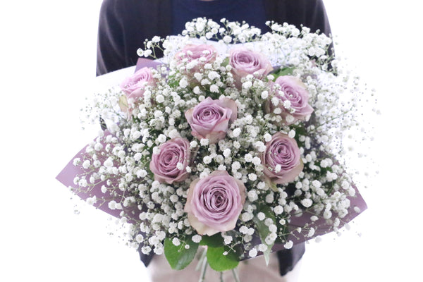 紫色のバラ（8本）とカスミソウ（3本）の花束 7,000円