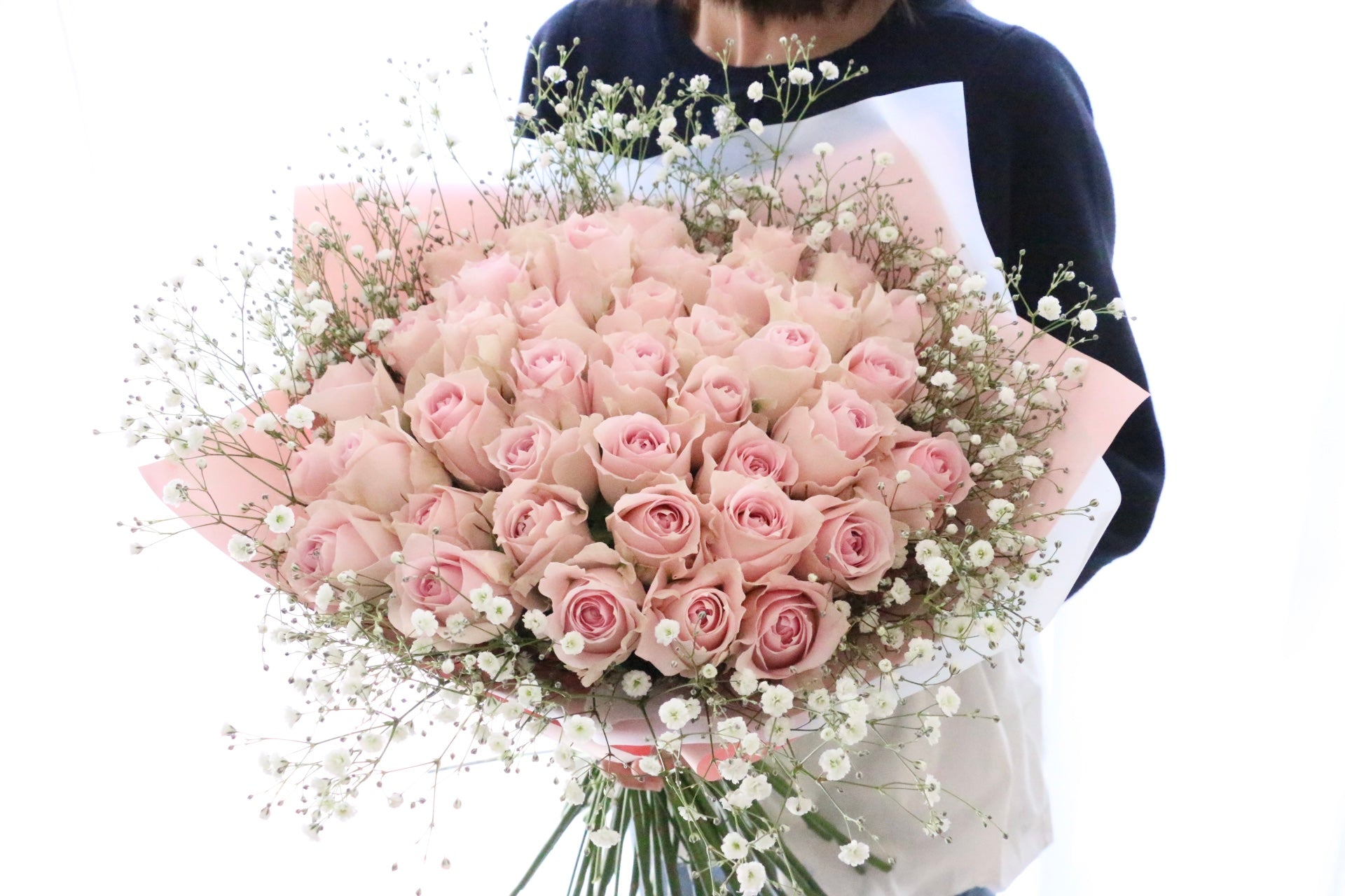 ピンク色バラとカスミソウの花束（40本）-あなたに真実の愛を誓います