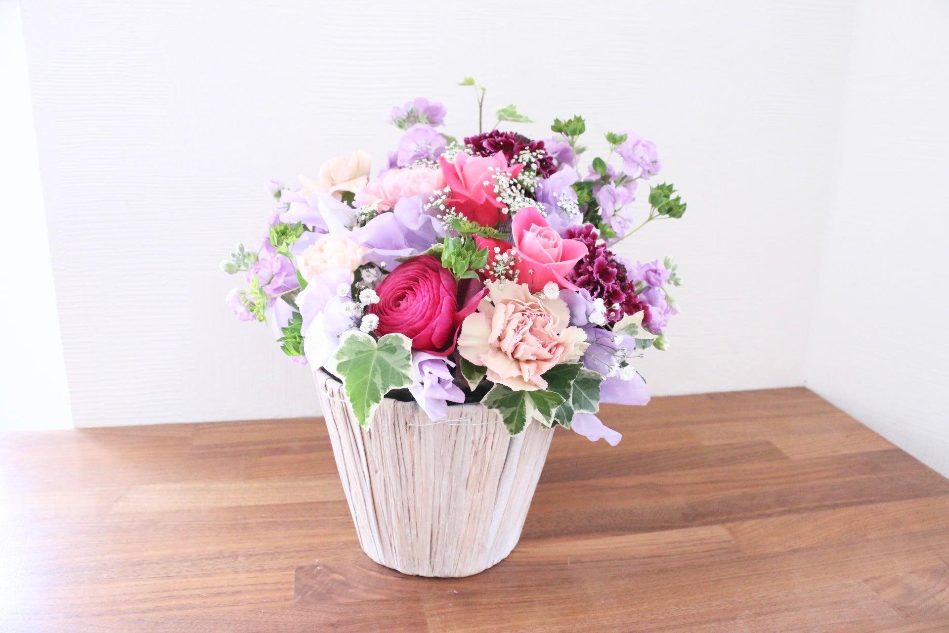 花束・アレンジメント more dark pink bouquet 紫・ピンクのアレンジメント 8,000円 – 花・花束の通販サイト